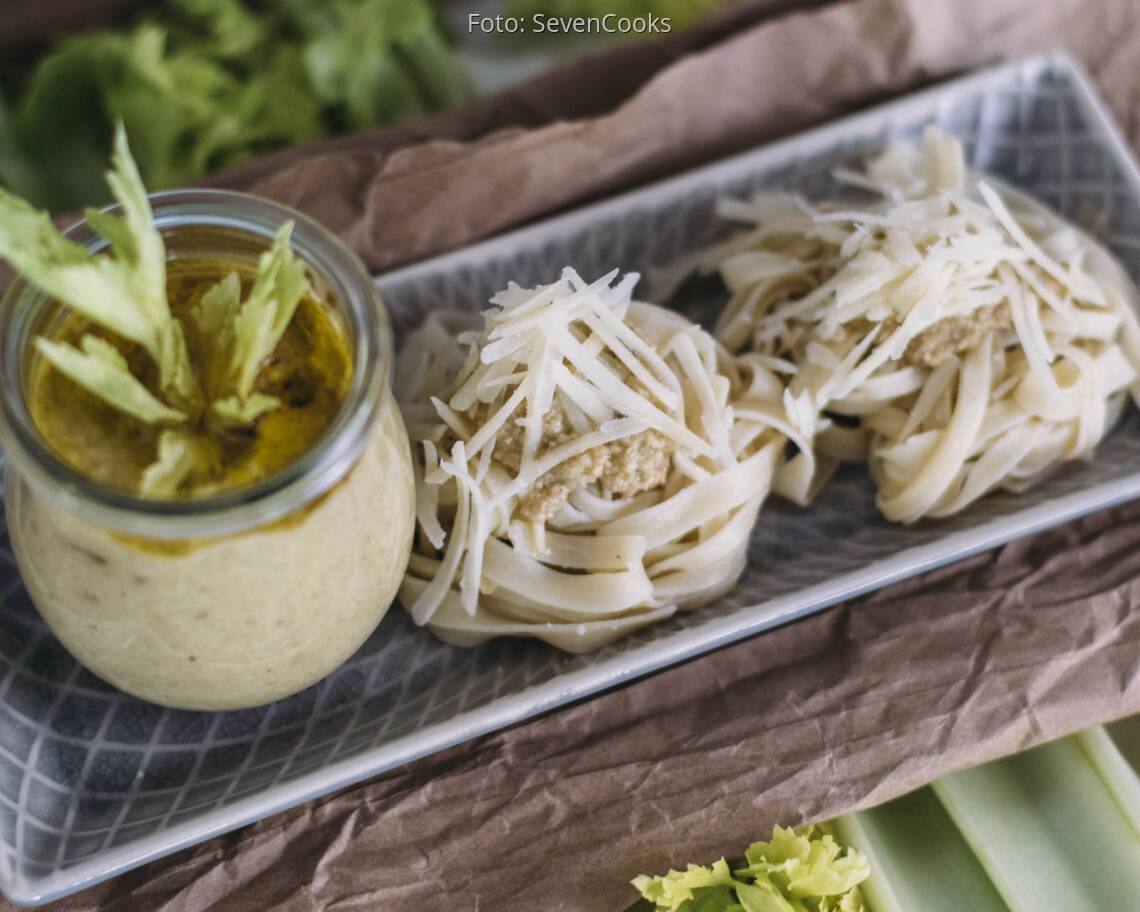 Vegetarisches Rezept: Stangensellerie-Pesto mit Tagliatelle 2