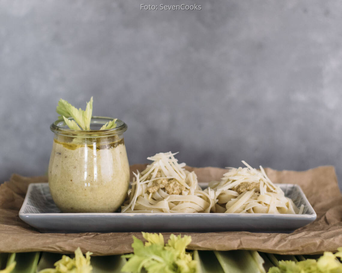 Vegetarisches Rezept: Stangensellerie-Pesto mit Tagliatelle 3