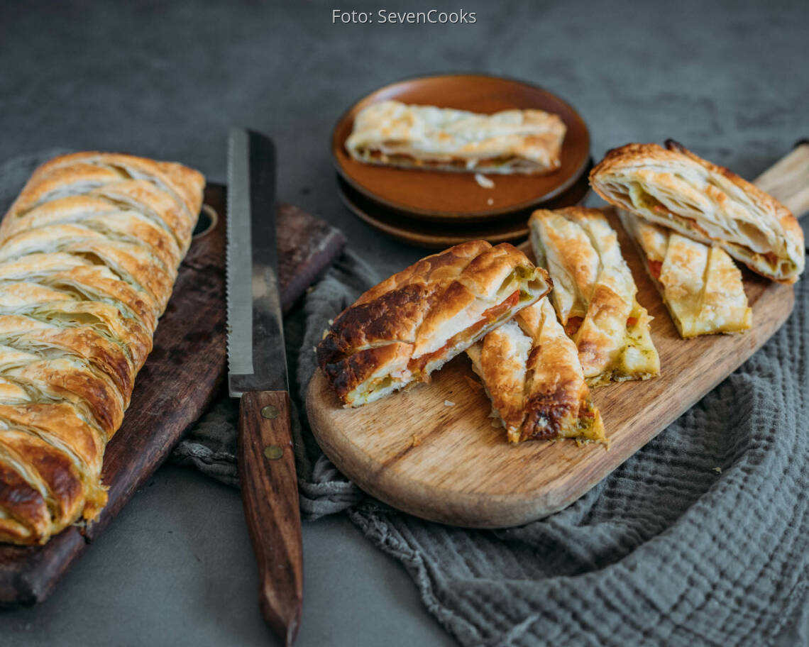 Vegetarisches Rezept: Tomate Mozzarella und Pesto Strudel