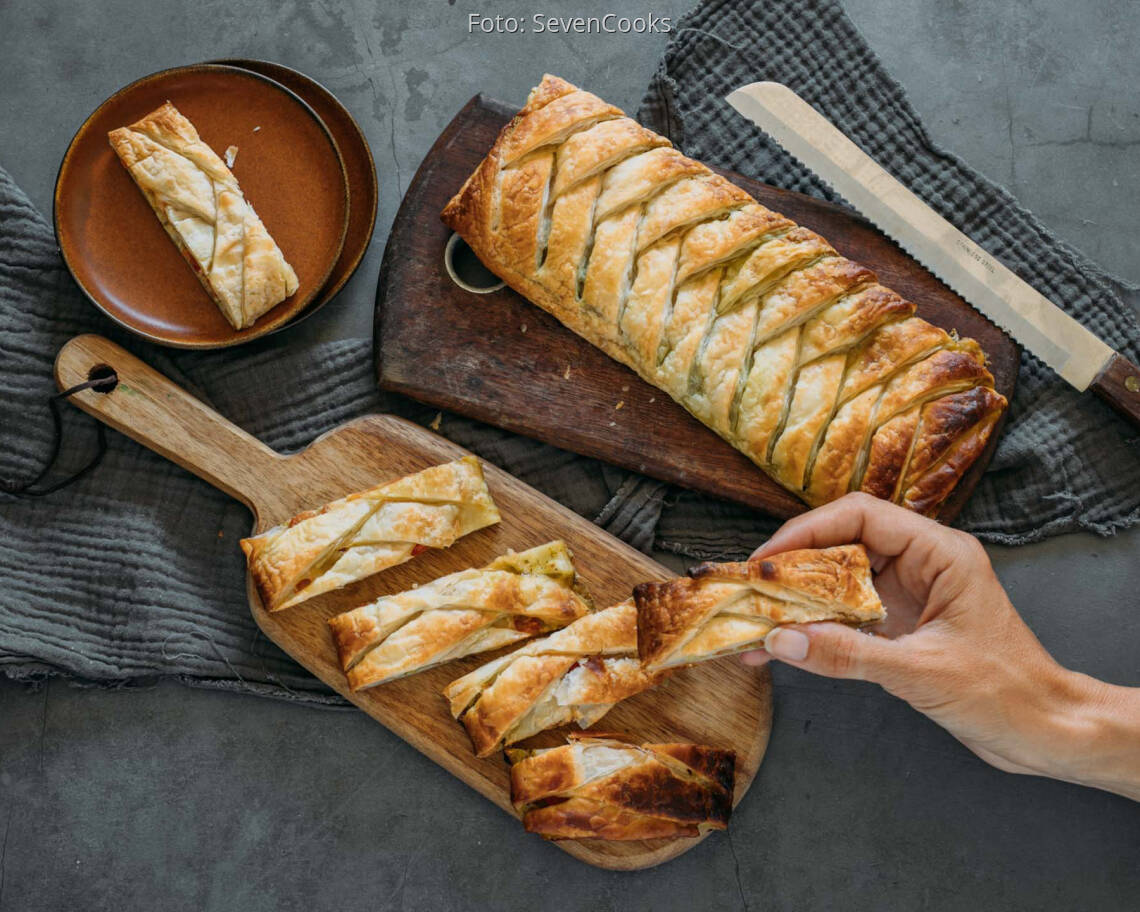 Vegetarisches Rezept: Tomate Mozzarella und Pesto Strudel