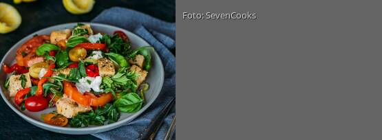 Rezeptbild für "Tomaten-Brotsalat mit Büffelmozzarella & gegrillter Paprika"