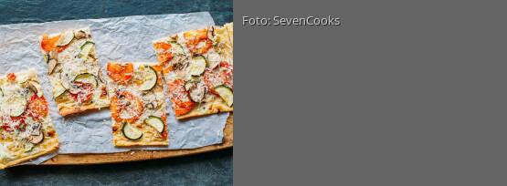 Rezeptbild für "Tomaten-Pilz-Zucchini-Flammkuchen"