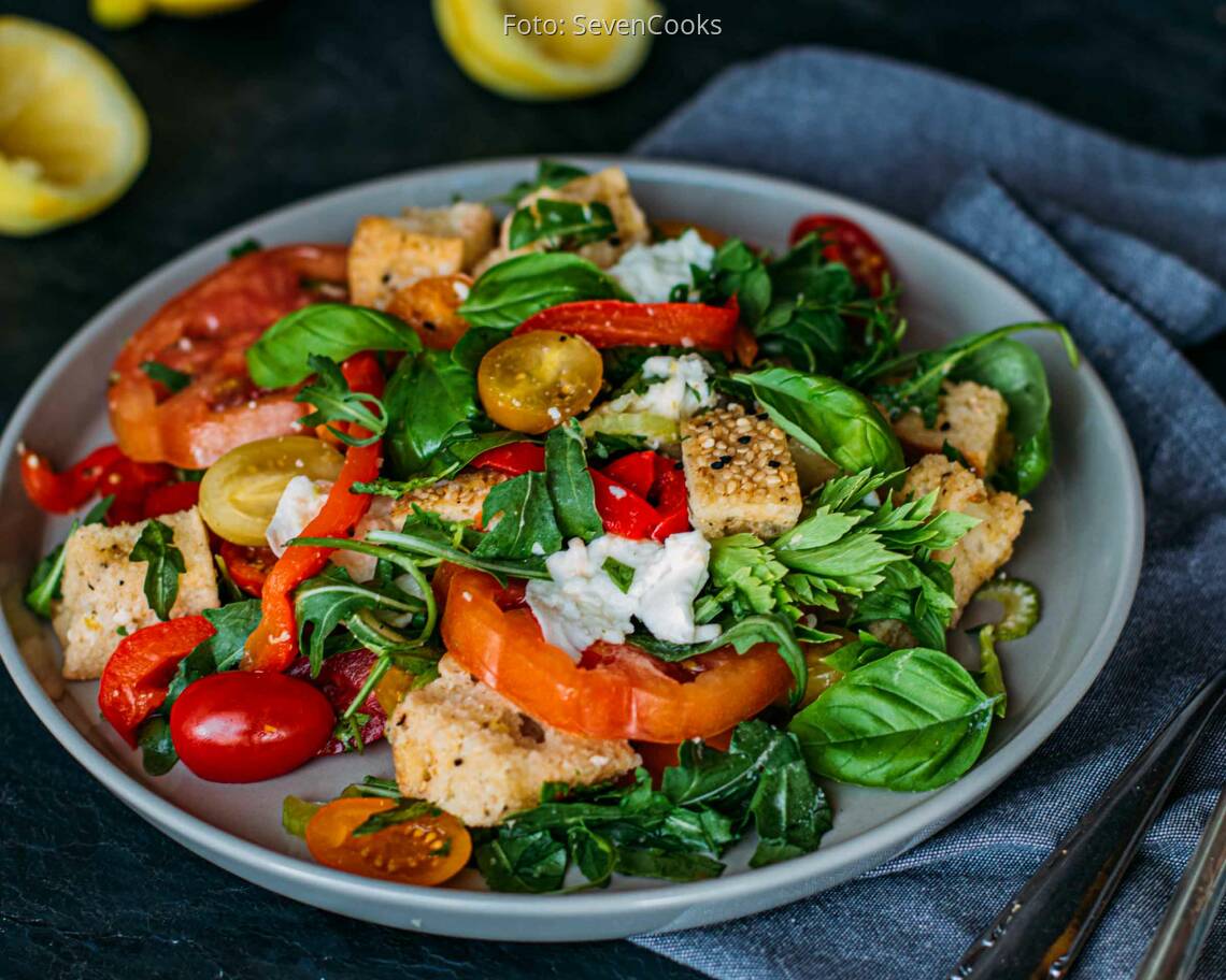 Tomaten-Brotsalat mit Büffelmozzarella & gegrillter Paprika_1