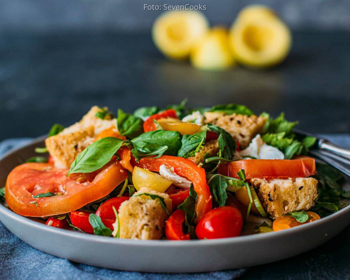 Tomaten-Brotsalat mit Büffelmozzarella & gegrillter Paprika_2