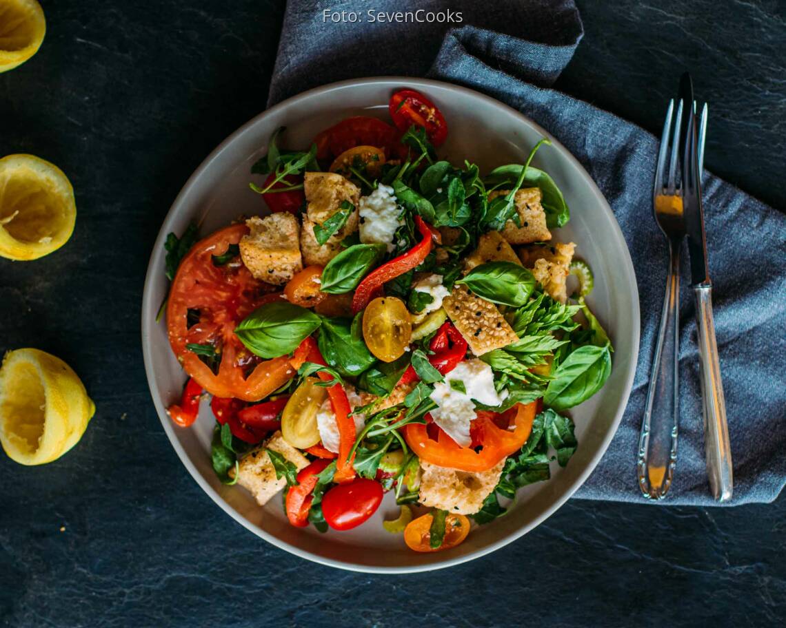 Tomaten-Brotsalat mit Büffelmozzarella & gegrillter Paprika_3