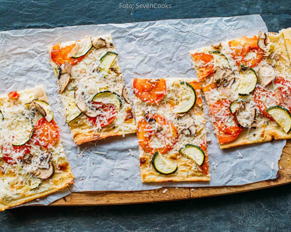 Vegetarisches Rezept: Tomaten-Pilz-Zucchini-Flammkuchen 1