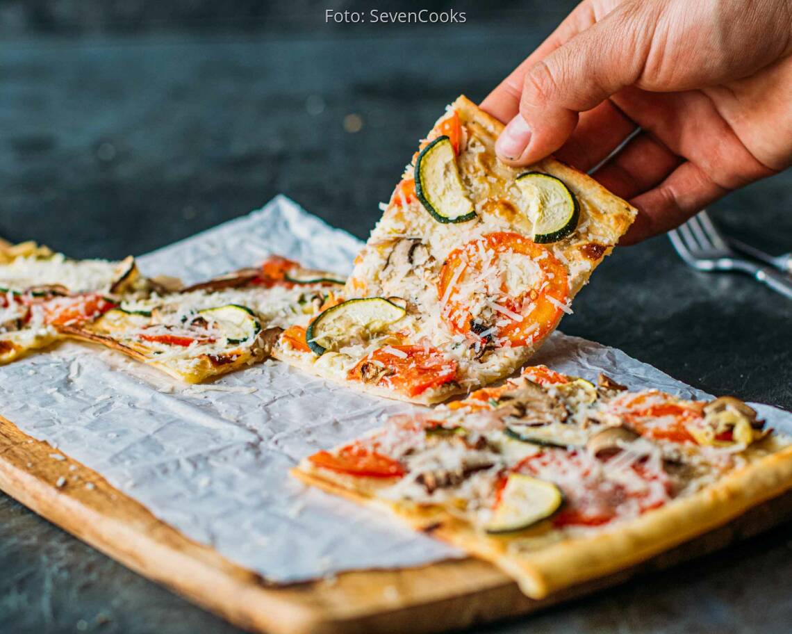 Vegetarisches Rezept: Tomaten-Pilz-Zucchini-Flammkuchen 2