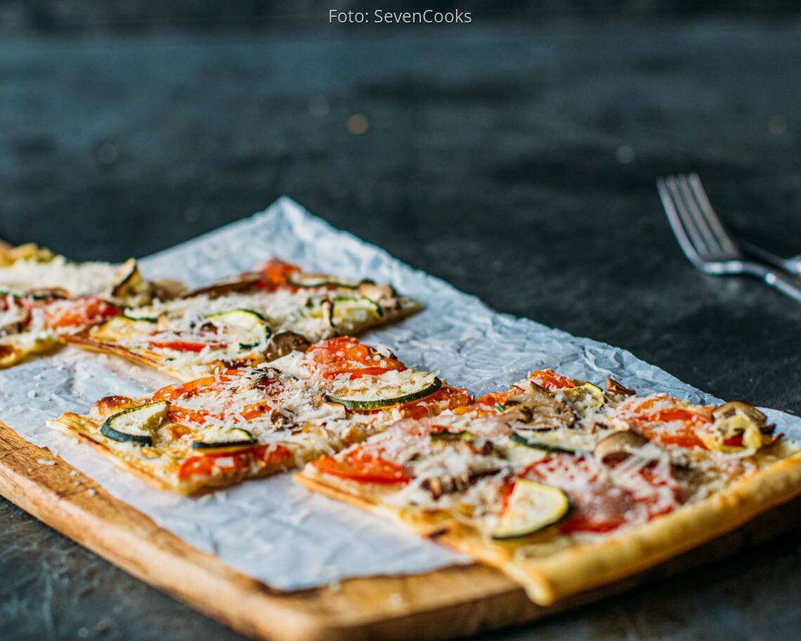 Vegetarisches Rezept: Tomaten-Pilz-Zucchini-Flammkuchen 3