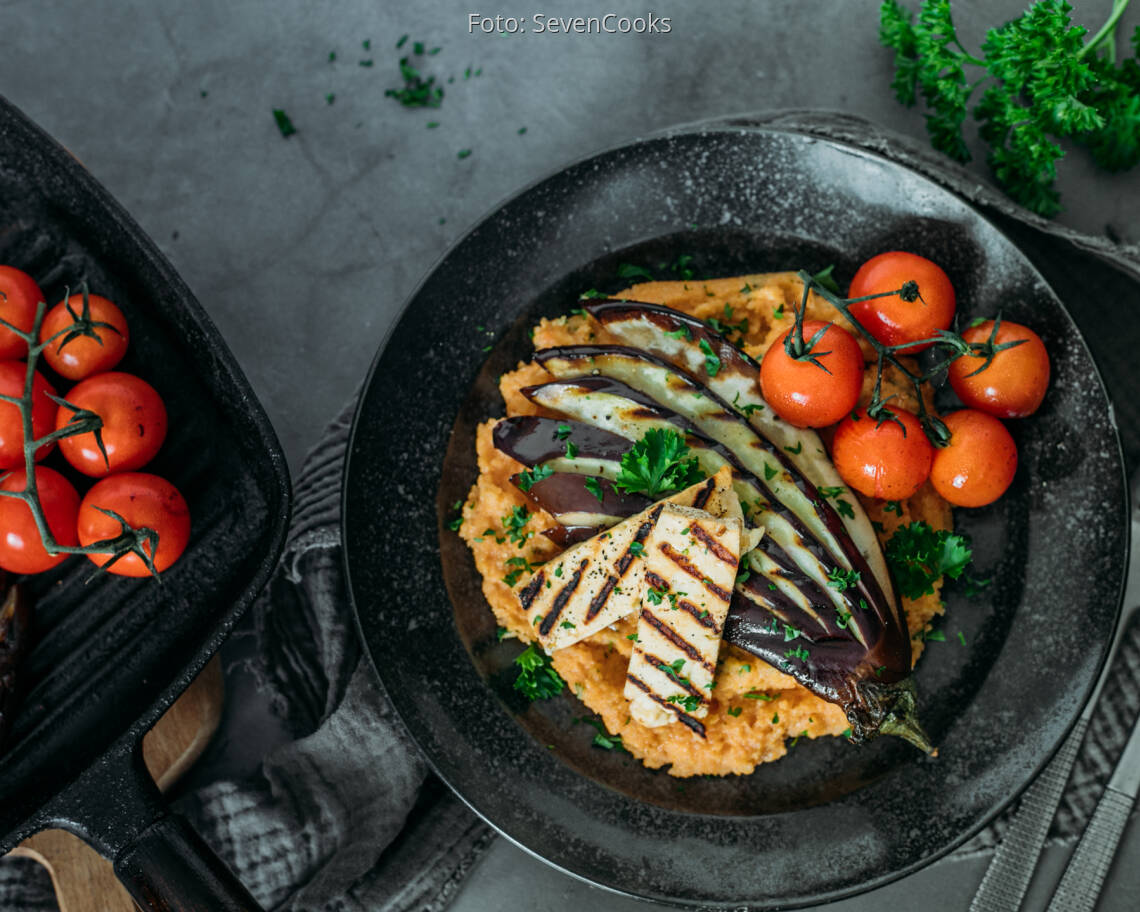 Vegetarisches Rezept: Tomaten-Polenta mit Grillgemüse und Halloumi 2