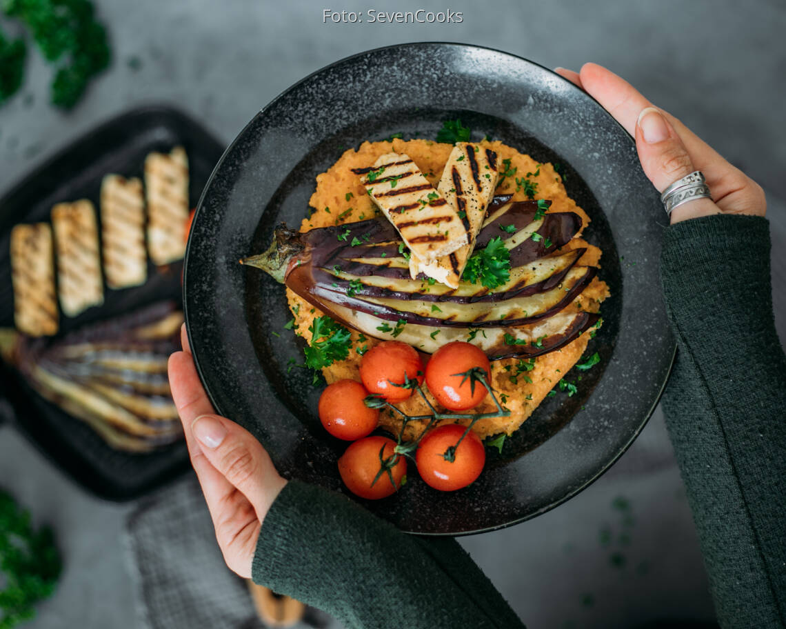 Vegetarisches Rezept: Tomaten-Polenta mit Grillgemüse und Halloumi 2