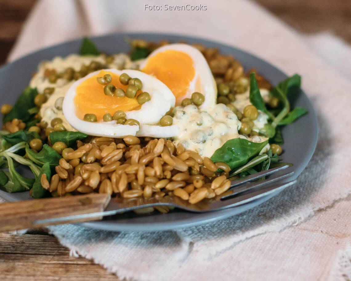 Vegetarisches Rezept: Urkorn Bowl mit Erbsen und Ei 1