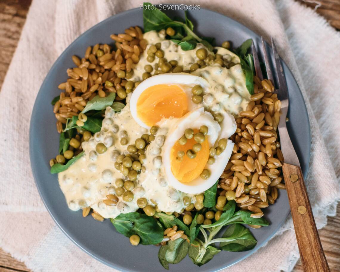 Vegetarisches Rezept: Urkorn Bowl mit Erbsen und Ei 2