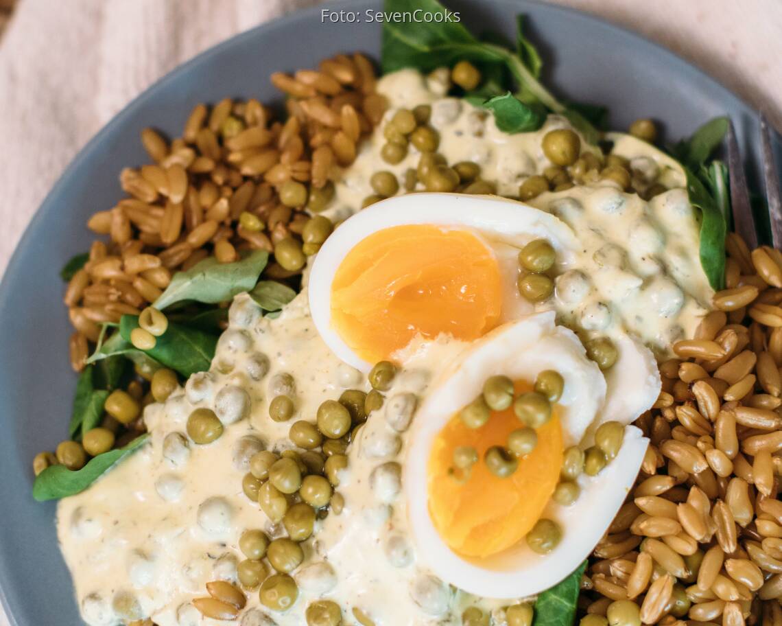 Vegetarisches Rezept: Urkorn Bowl mit Erbsen und Ei 3