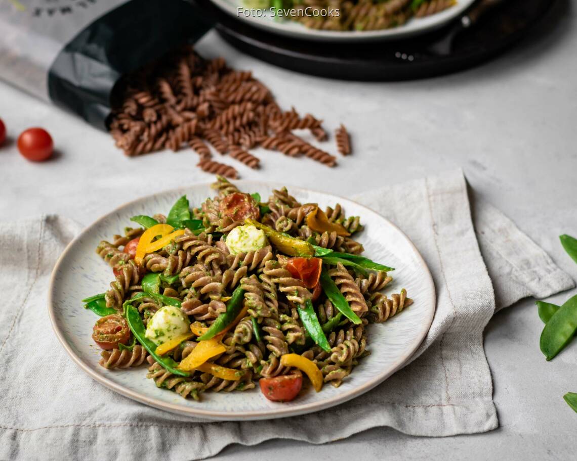 Vegetarisches Rezept: Vollkorn Spiralen mit gebratenem Gemüse und Rucolapesto von DINKEL MAX 1