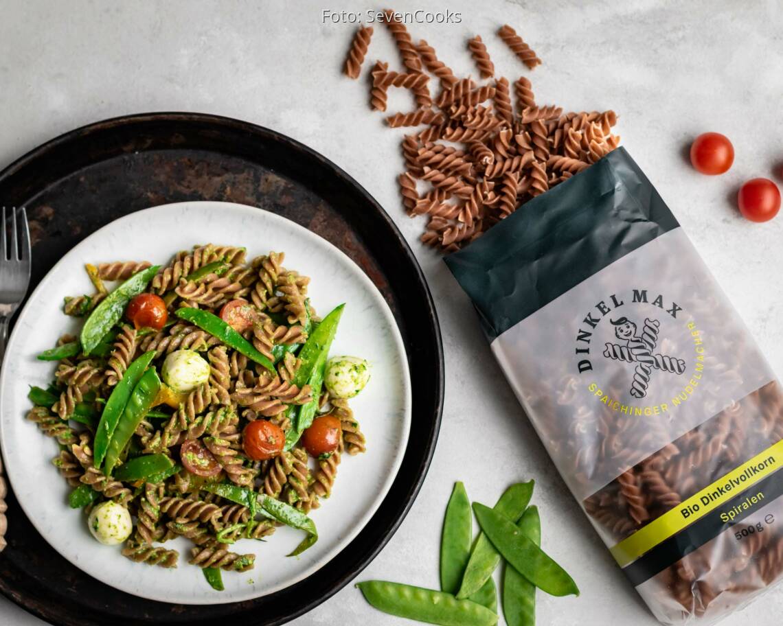 Vegetarisches Rezept: Vollkorn Spiralen mit gebratenem Gemüse und Rucolapesto von DINKEL MAX 3