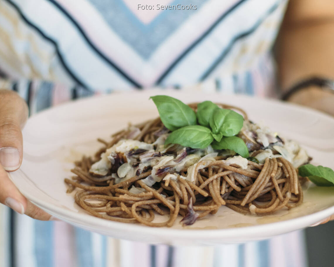 Vegetarisches Rezept: Vollkornspaghetti mit Kohlrabi-Radicchio-Sauce