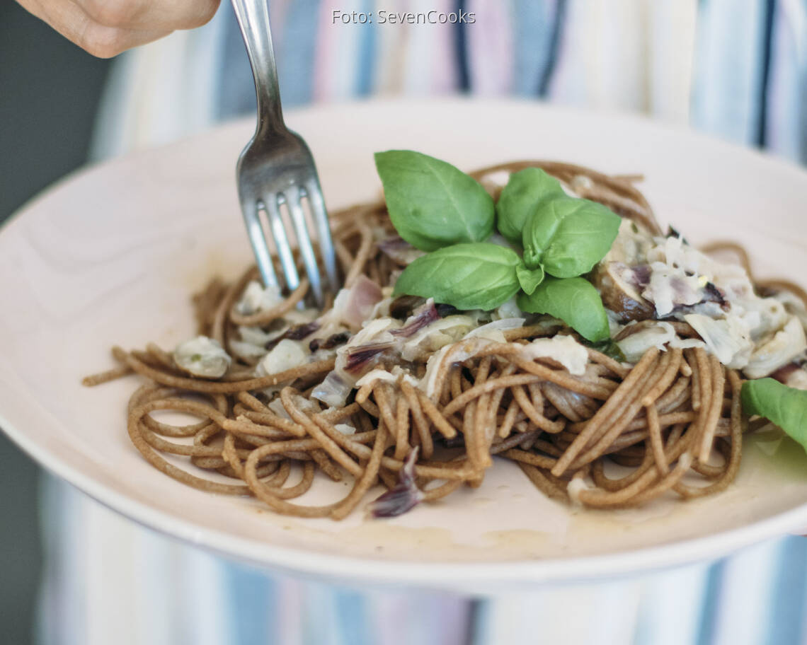 Vegetarisches Rezept: Vollkornspaghetti mit Kohlrabi-Radicchio-Sauce