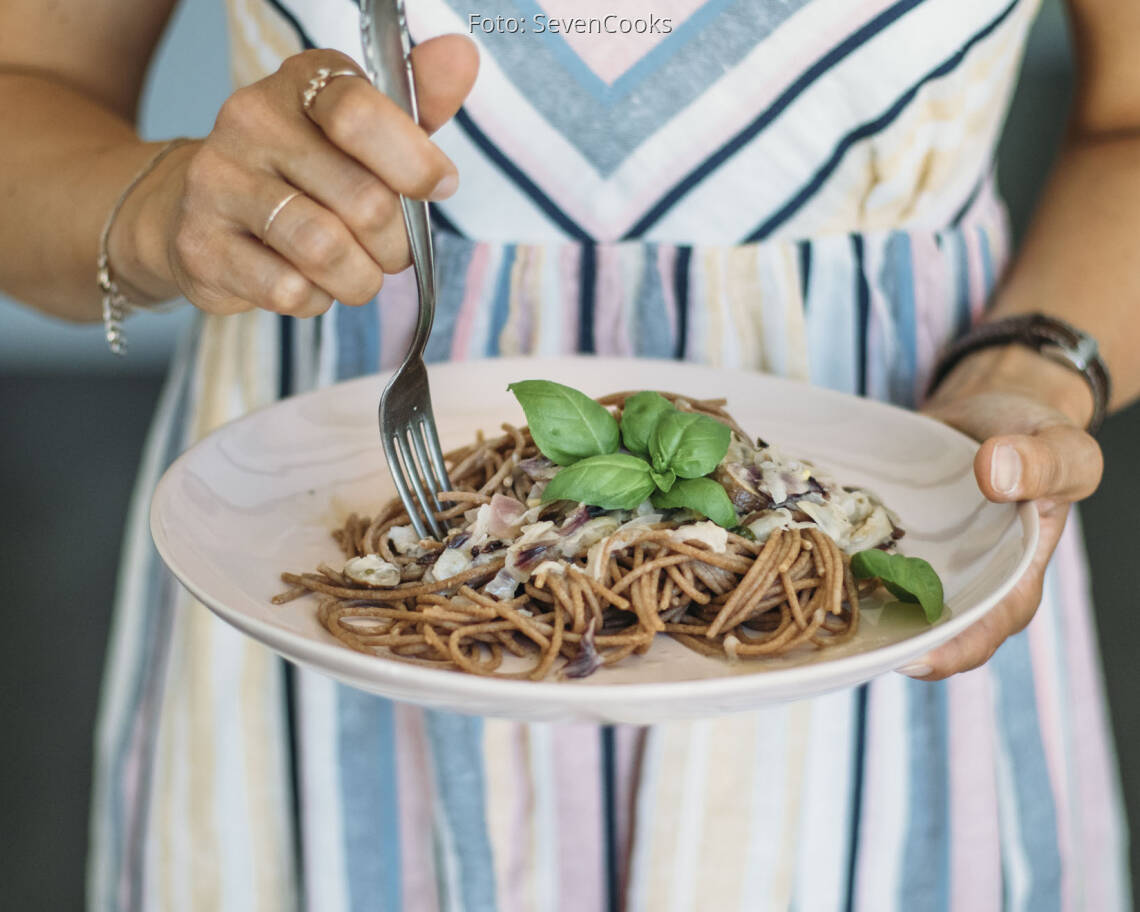 Vegetarisches Rezept: Vollkornspaghetti mit Kohlrabi-Radicchio-Sauce