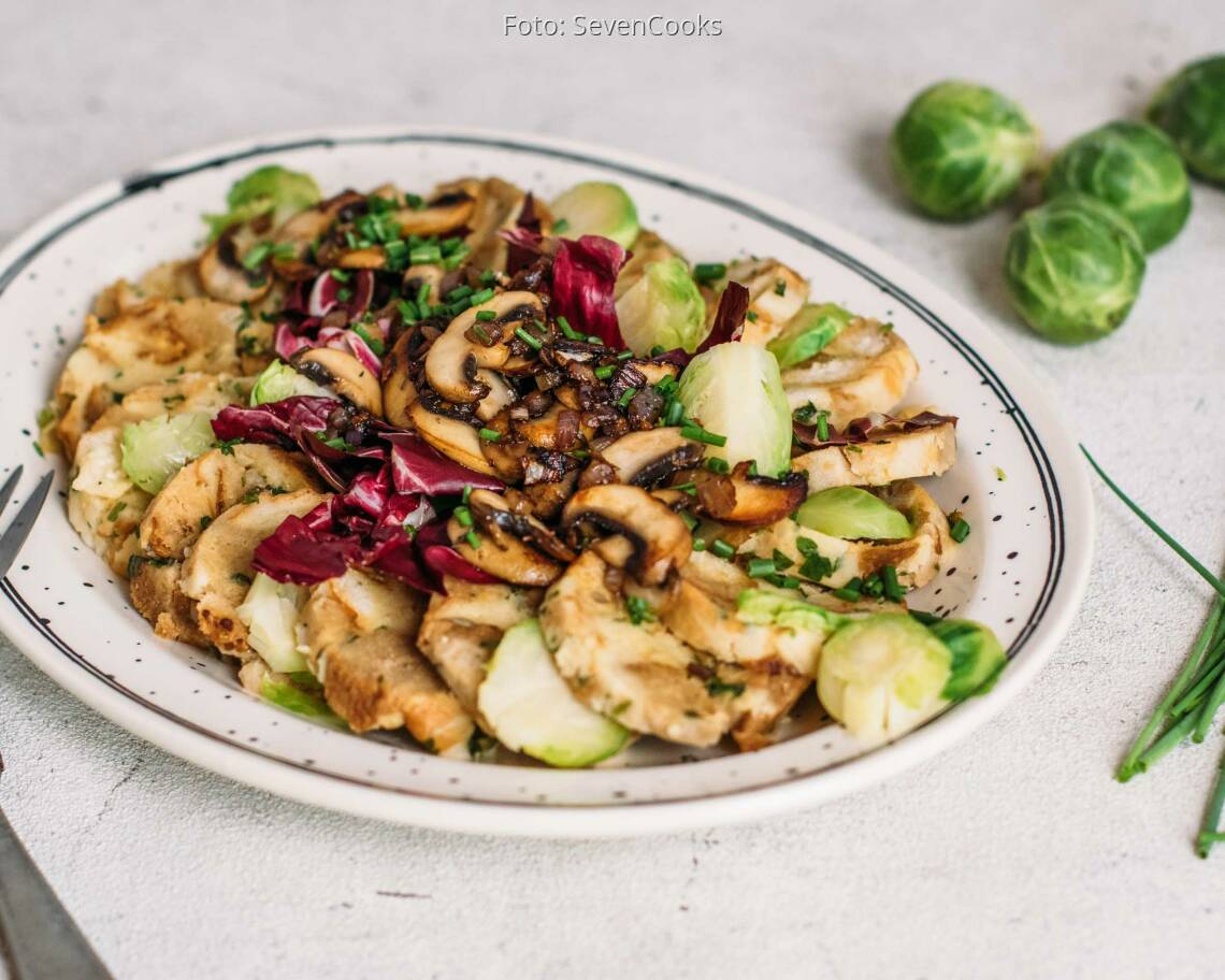 Vegetarisches Rezept: Winterlicher Knödelsalat mit Rosenkohl & Pilzen 1