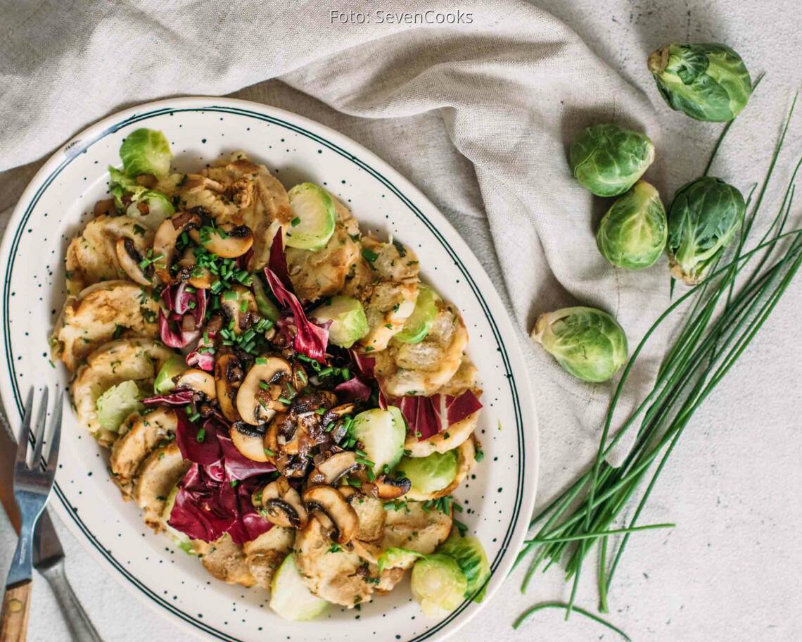 Vegetarisches Rezept: Winterlicher Knödelsalat mit Rosenkohl & Pilzen 2