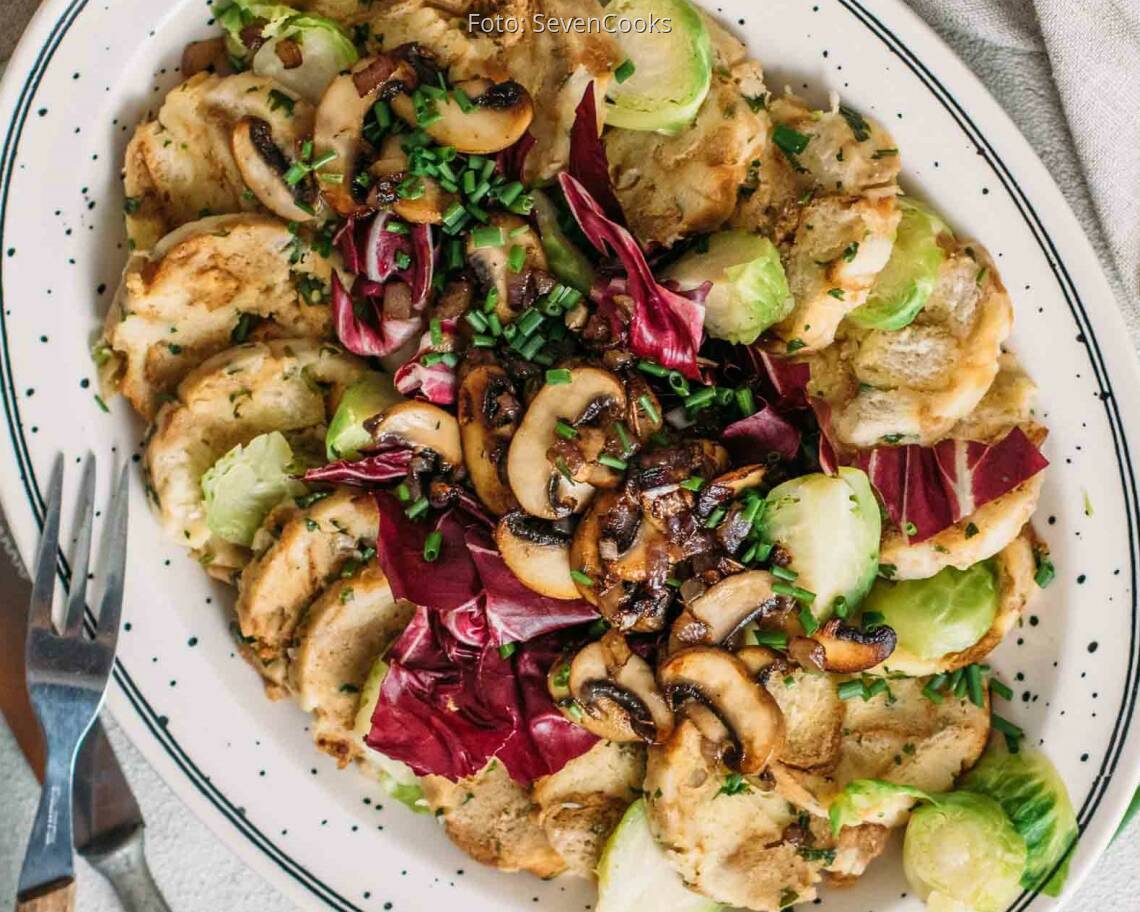 Vegetarisches Rezept: Winterlicher Knödelsalat mit Rosenkohl & Pilzen 3