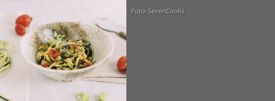 Rezeptbild für "Zucchini-Nudeln mit Gemüse und Schmand"