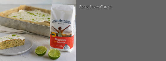 Rezeptbild für "Zucchini-Blechkuchen mit Frischkäse-Frosting"