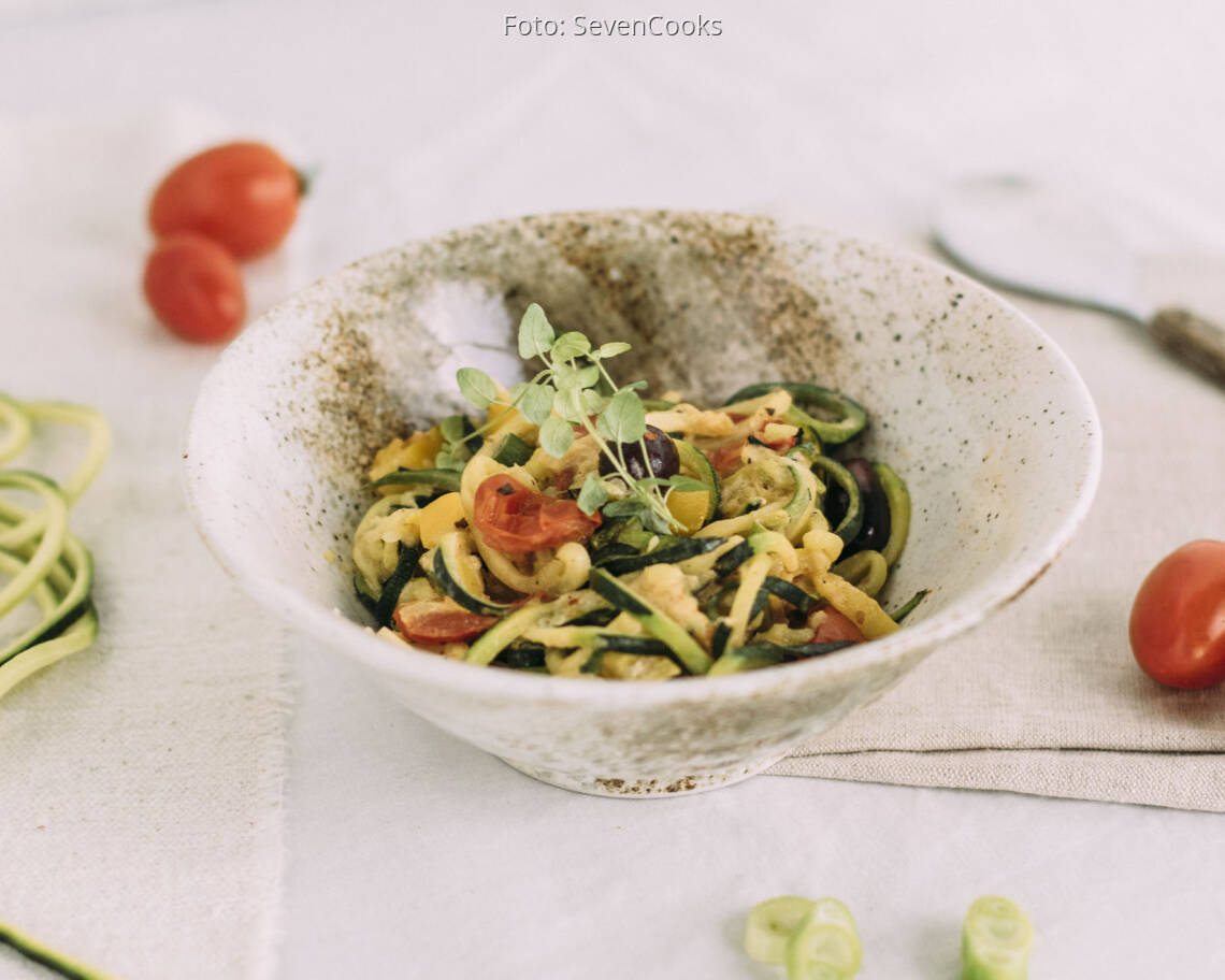 Vegetarisches Rezept: Zucchini-Nudeln mit Gemüse und Schmand