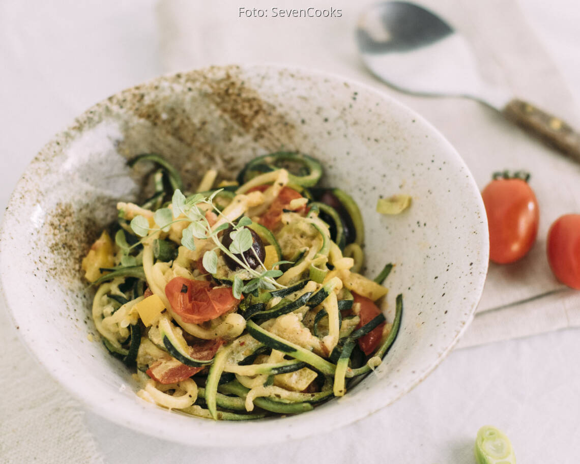 Vegetarisches Rezept: Zucchini-Nudeln mit Gemüse und Schmand