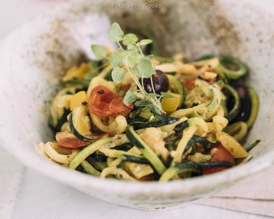 Vegetarisches Rezept: Zucchini-Nudeln mit Gemüse und Schmand