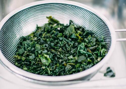 Wakame Algen in einem Sieb zum Abtropfen.