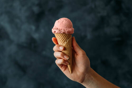 Warum schmerzt unser Kopf, wenn wir Eis essen oder etwas Kaltes trinken? Wir erklären dir, was in deinem Gehirn passiert.