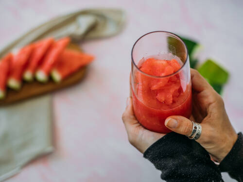 Wassermelonen Slushie in der Hand