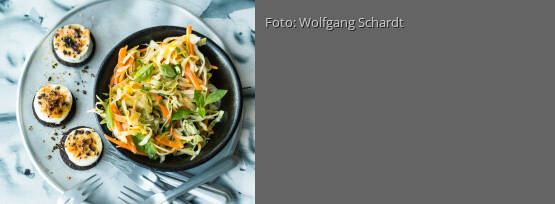 Rezeptbild für "Weißkohlsalat mit Pumpernickel-Käse-Talern"