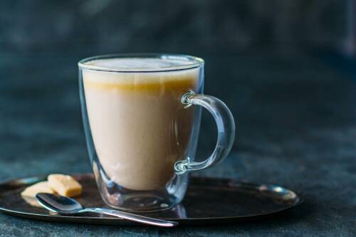 Weiße Schokolade in Glas vor dunklem Hintergrund.