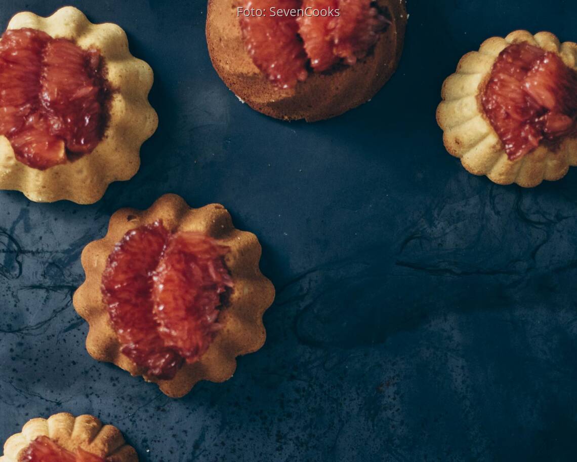 weißes Schokoküchlein mit Grapefruit Filets