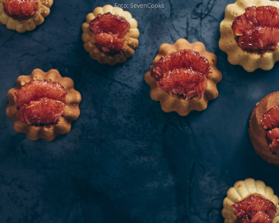 weißes Schokoküchlein mit Grapefruit Filets