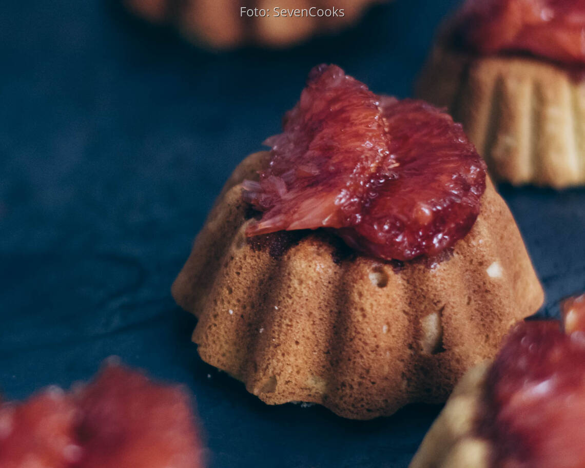 weißes Schokoküchlein mit Grapefruit Filets