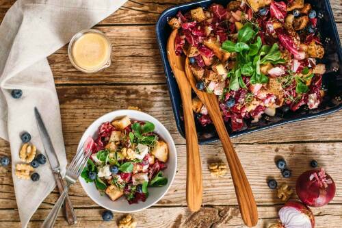 Leckerer Brotsalat mit Walnüssen, Radicchio und Feldsalat.