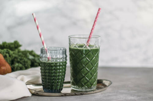 Zwei Gläser mit leckerem grünem Wintersmoothie.