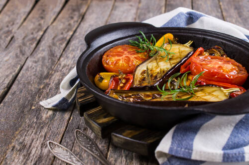 Grillgemüse in einer gusseisernen Schale