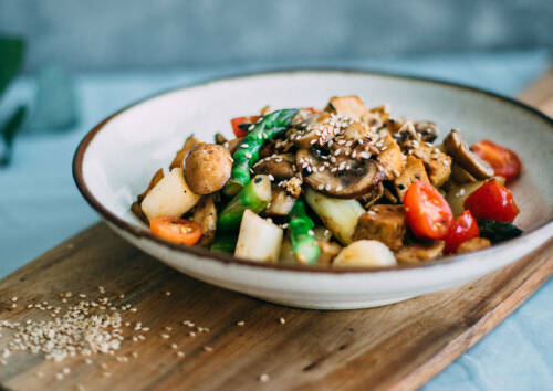 Gemüsepfanne mit grünem und weißem Spargel