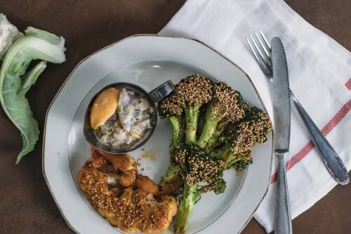 Frisch gebratene Steaks aus Brokkoli und Blumenkohl