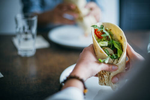 Ein leckerer Gemüsewrap mit Guacamole und Hummus