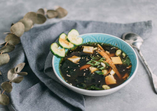 Frische Misosuppe mit Meeressalat und Frühlingszwiebeln
