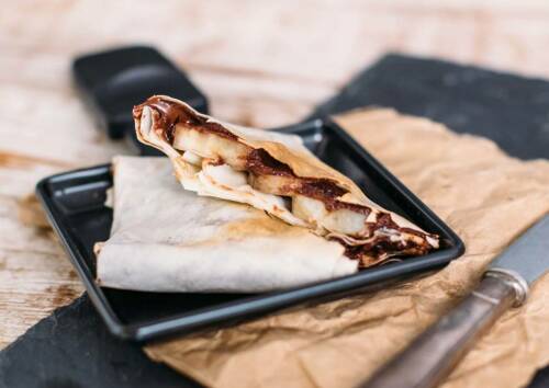 Raclette-Pfännchen mit Schokolade und Bananen in ausgebackenem Yufka-Teig.