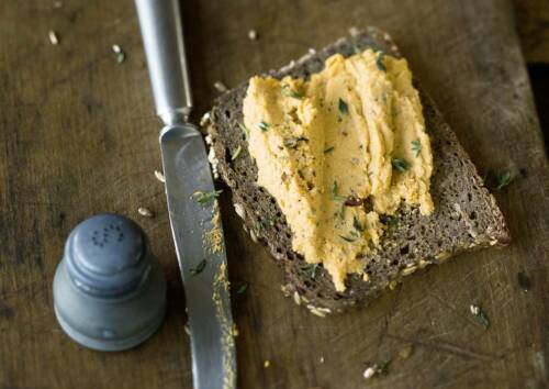 Ziegenkäse-Süßkartoffel-Thymian auf einer Scheibe Brot
