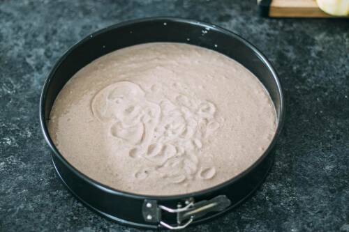 Zimteis eingefroren in Kuchenform.