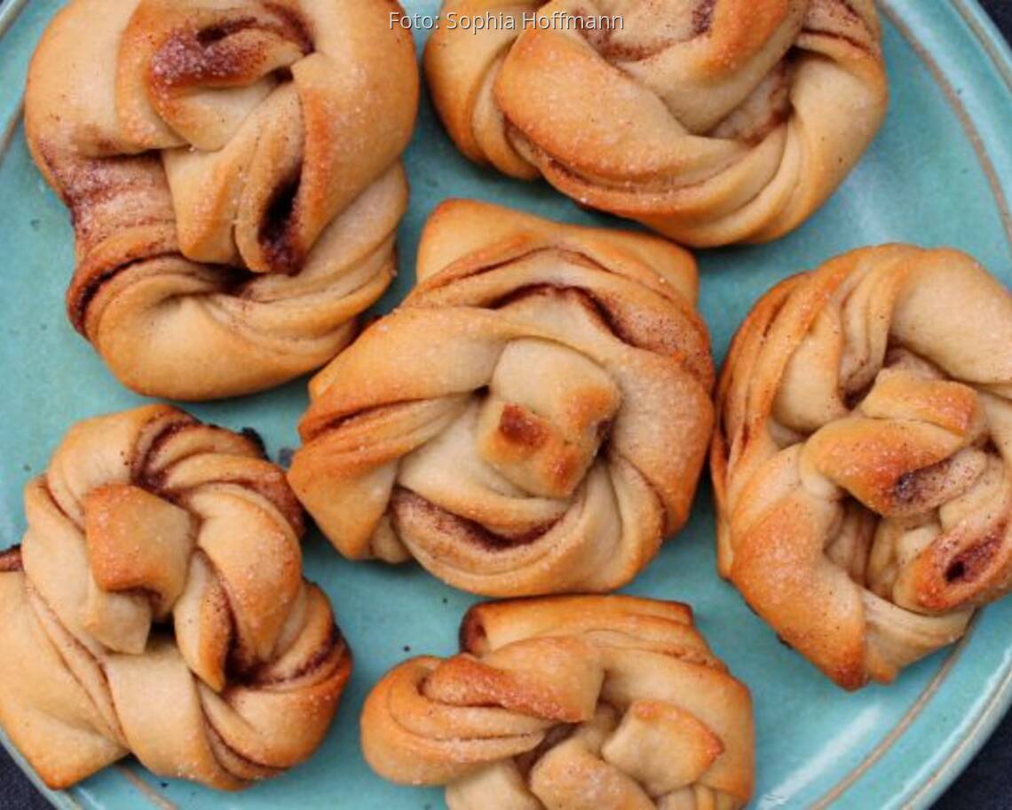 Kanelbullar Zimtschnecken auf türkisem Teller