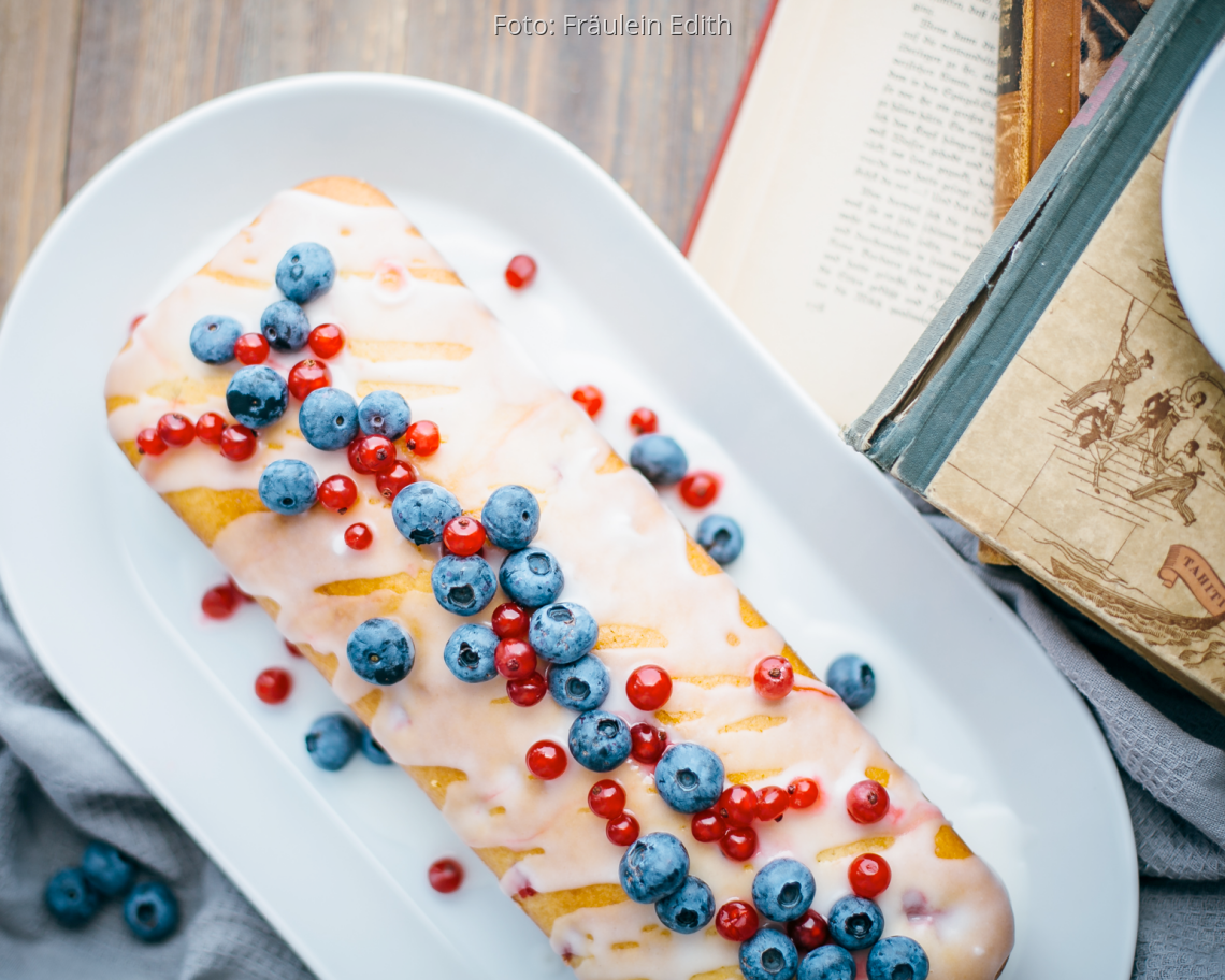 Heller Kastenkuchen mit Heidel- und Johannisbeeren